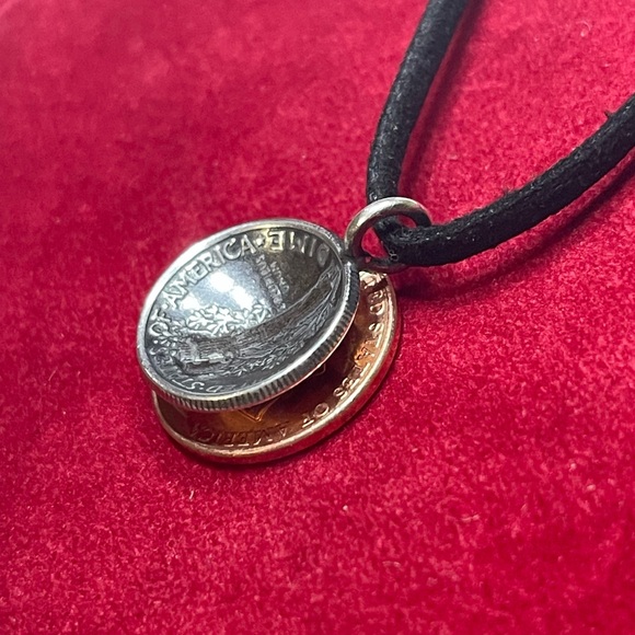 Silver dôme Coin Pendant Necklace - Picture 3 of 5